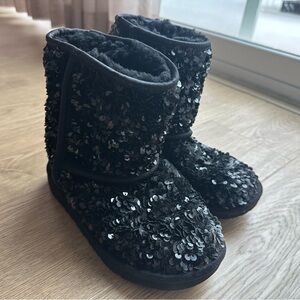 Excellent Condition UGG Kids Black Boots Classic Short Chunky Sequin Size 1